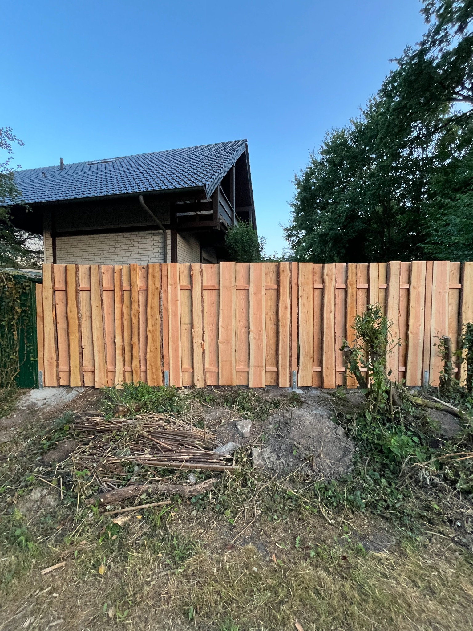 Massiver Sichtschutzzaun aus naturbelassenem Holz