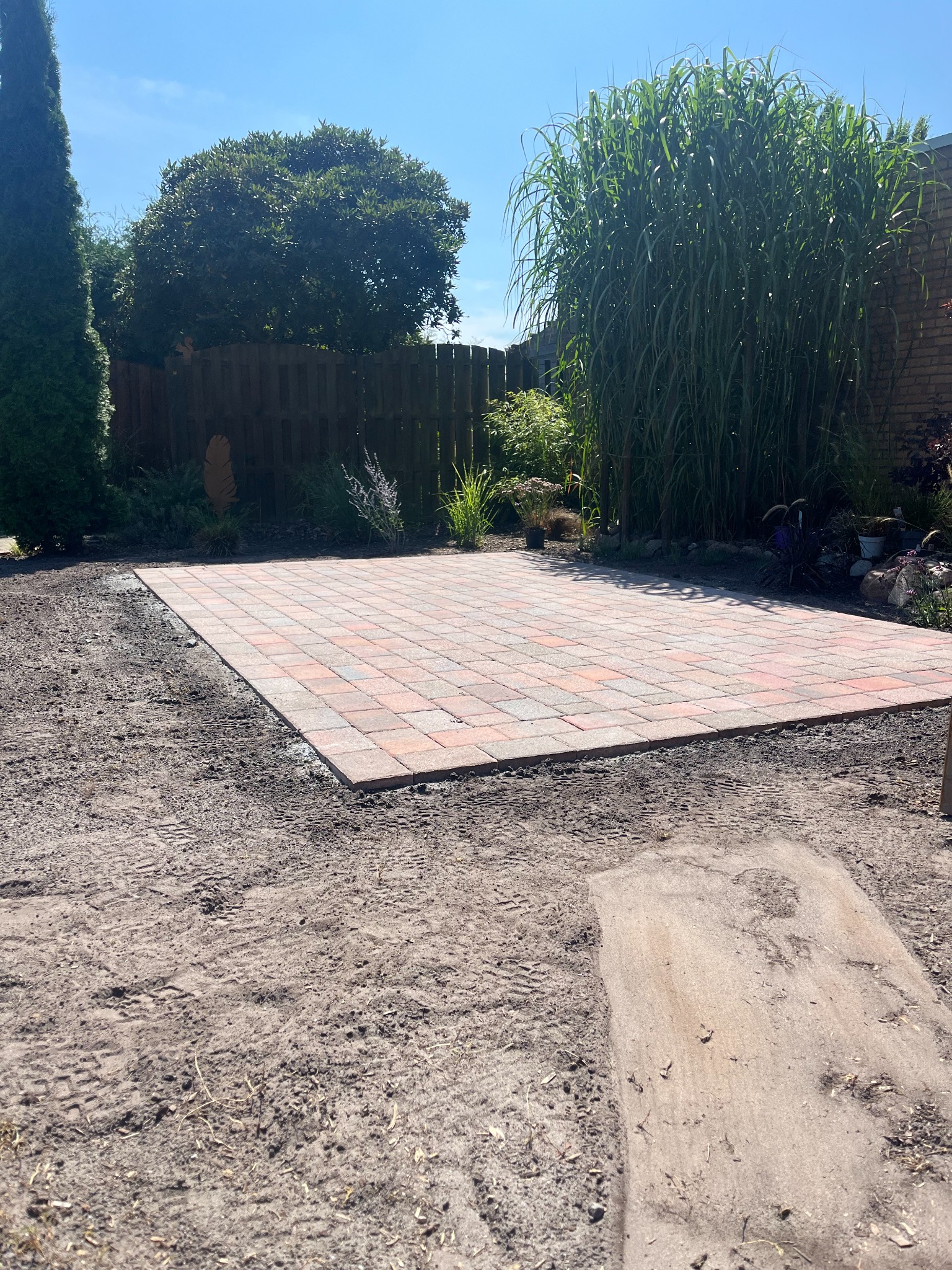 Neu gepflasterte Terrasse mit sauberer Randeinfassung im Garten