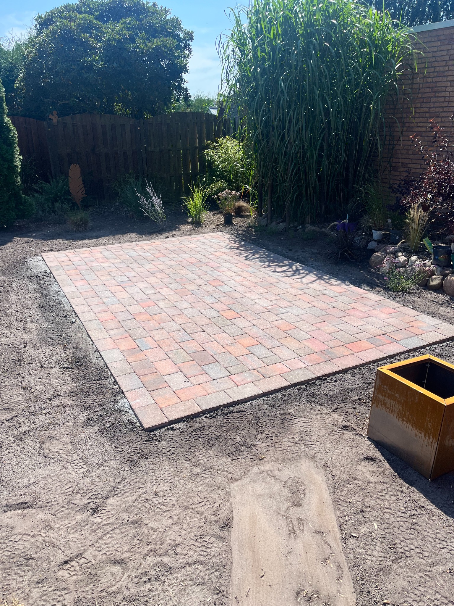 Terrassenfläche aus mehrfarbigem Betonpflaster