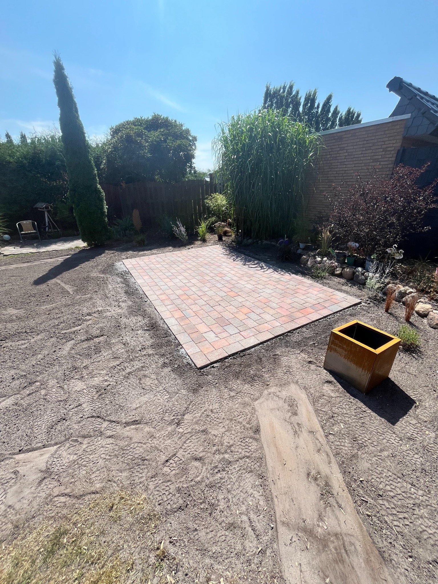 Gesamtansicht einer neu angelegten Pflasterterrasse