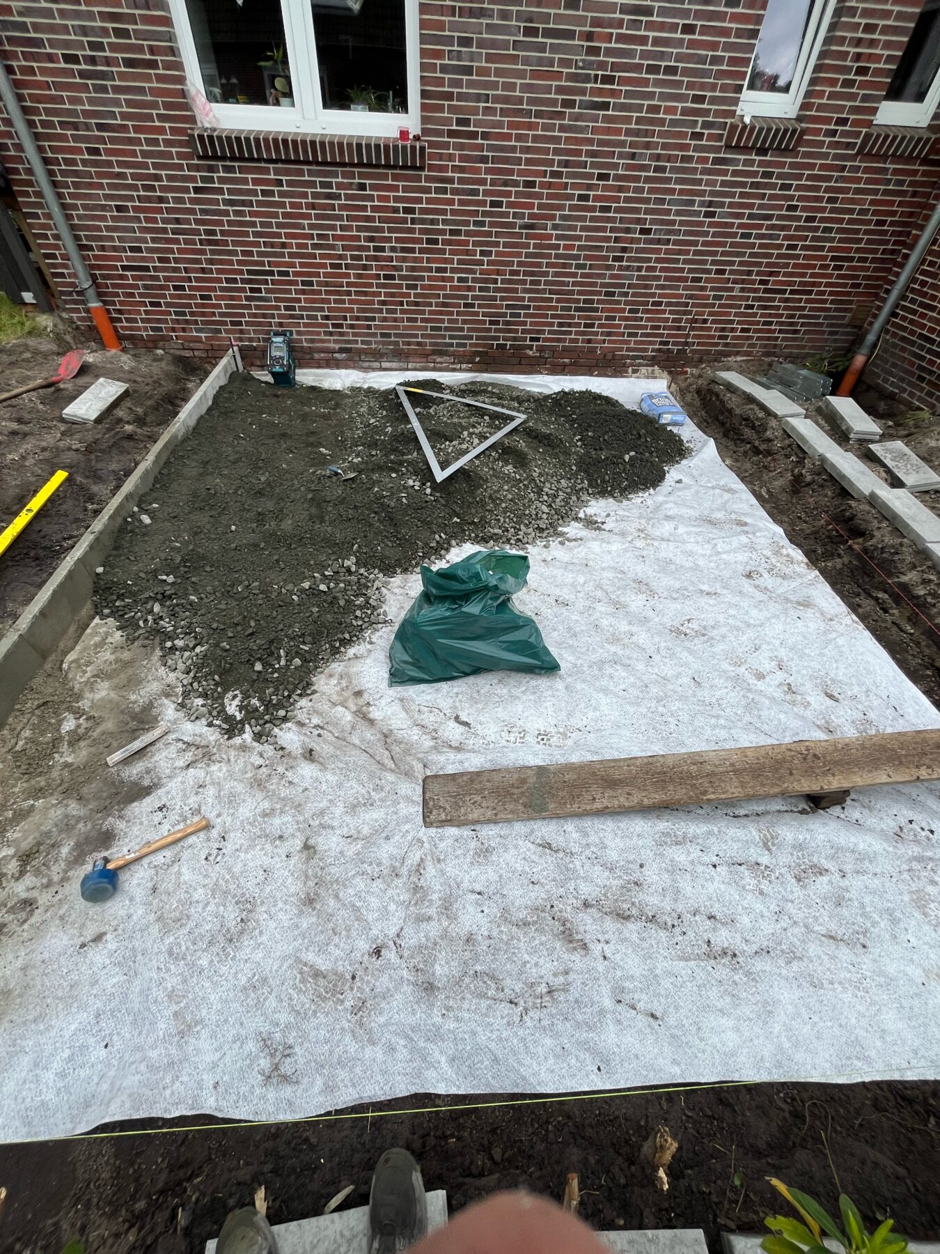 Vorbereiteter und verdichteter Unterbau während des Terrassenbaus