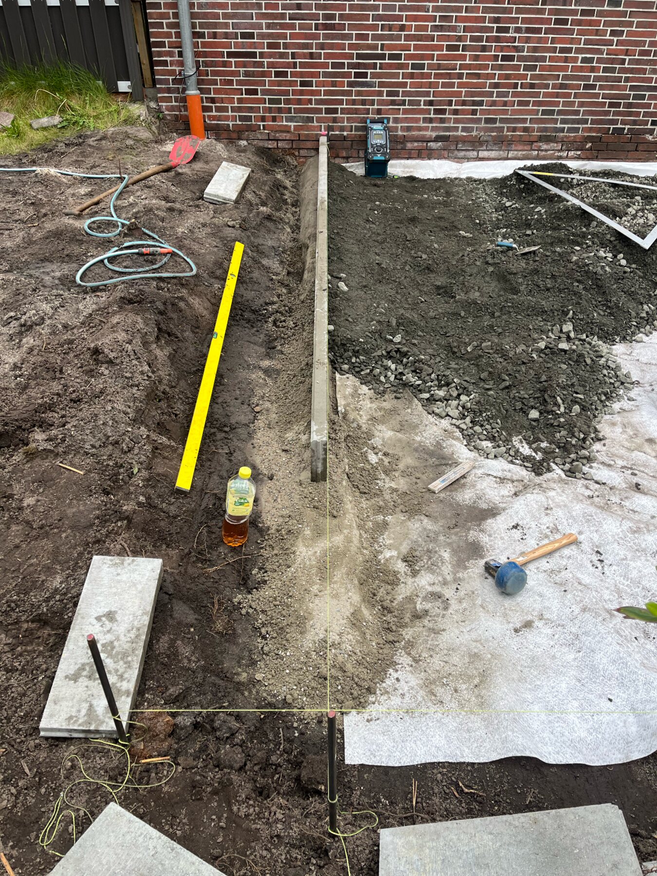 Herstellung der Randeinfassung und des Unterbaus für die Pflasterterrasse